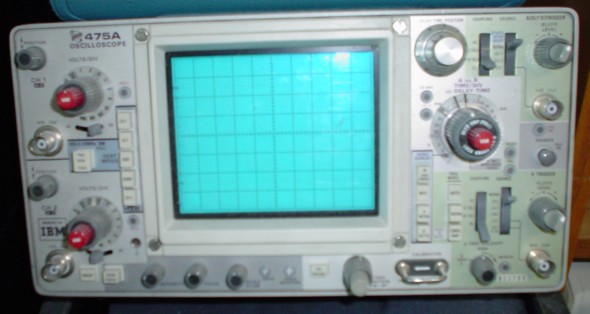 Tektronix公司推出的475A型便携式模拟示波器，上世纪70年代的主流仪器